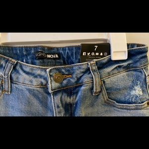 SIZE 7 BRAND NEW FASHION NOVA RIPPED MOM JEANS